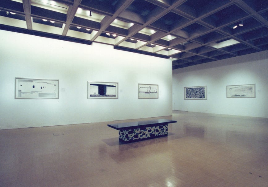 「無涯惟智─吳冠中藝術里程」展覽現場，觀眾須穿過兩扇模擬江南民居的窄門進入展室。（圖片提供：香港藝術館）