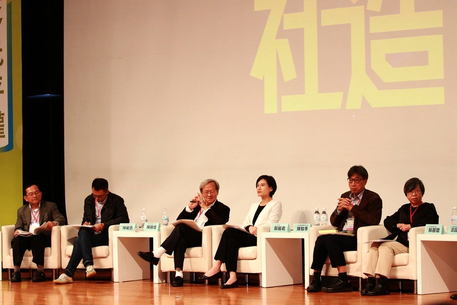 文化部長鄭麗君（右3）、農委會副主委陳駿季（左2）、衛福部次長蘇麗瓊（左1）、新港文教基金會陳錦煌醫師（左3）、甘樂文創執行長林峻丞（左2）於「2019年全國社造會議」。（文化部提供）