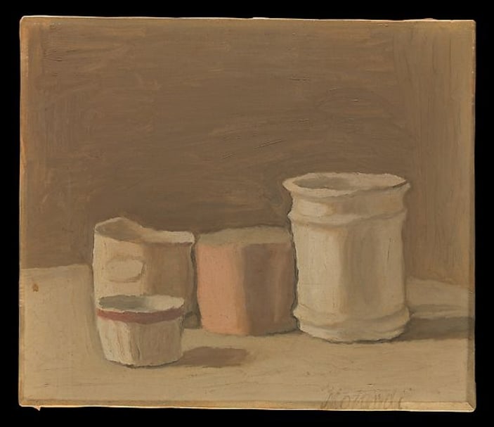 喬治．莫蘭迪（Giorgio Morandi）《靜物》（Still Life），油彩、畫布，29.8x35.6 cm，1951。（© 2020 Artists Rights Society (ARS), New York）