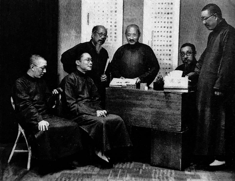 《丁丑劫餘印存》編成合影，右起第三位為王禔。（圖擷自《海派代表篆刻家系列作品集：王福庵》）