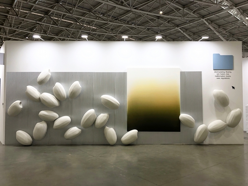 TKG+呈現周育正的《電鍍金、流動、土壤、融合、稻米、畸形生長、毒素、關懷、法規》。(本刊資料室)