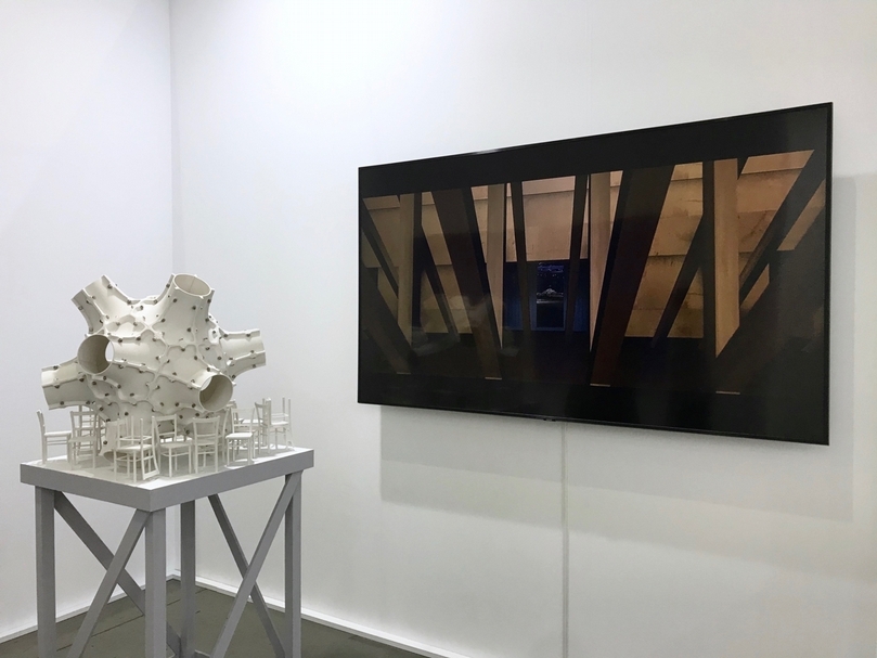 双方藝廊呈現佛羅里安.克拉爾(Florian Claar)的雕塑創作,其作取材自錄像素材,表現出不同空間介質效果。(本刊資料室)