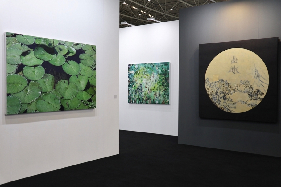 大未來林舍畫廊於台北當代藝術博覽會展覽現場。圖為劉煒、劉時棟、黃嘉寧新作。(本刊資料室)