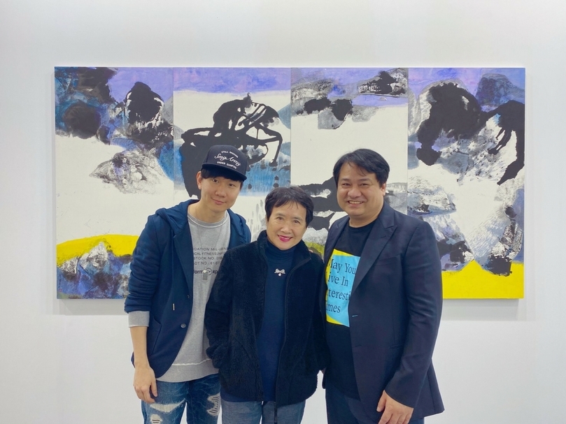 林俊傑、李重重和余彥良於尊彩藝術中心展位現場。(尊彩藝術中心提供)