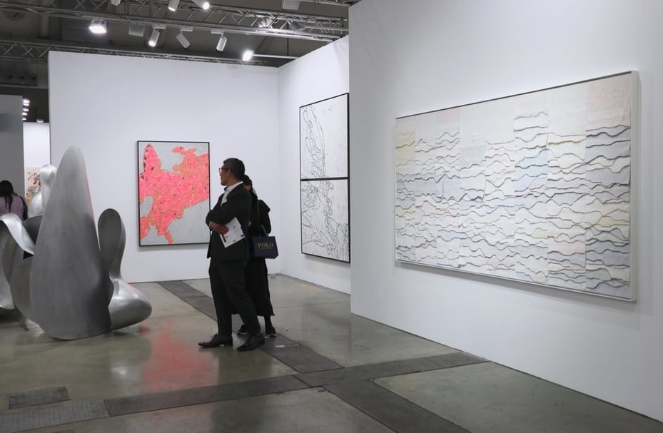立木畫廊（Lehmann Maupin Gallery）展覽現場，展出包含劉韡、李昢（Lee Bul）和麗莎．露（Liza Lou）的作品。（本刊資料室）
