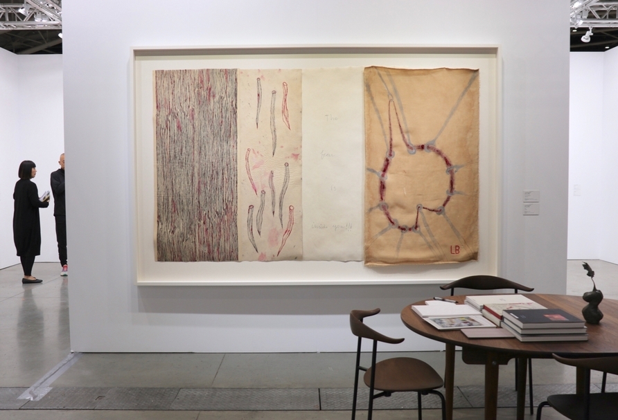 豪瑟沃斯（Hauser & Wirth）展覽現場，展位主牆掛著路易絲．布爾喬亞（Louise Bourgeois）的《恐懼在你心裡！！！》（The Fear is Inside You!!!，2017）。（本刊資料室）