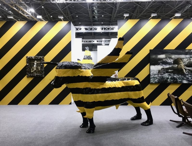 白石畫廊（Whitestone Gallery）呈現羅納德．溫杜拿（Ronald Ventura）黃黑相間的搶眼展場設計。（本刊資料室）