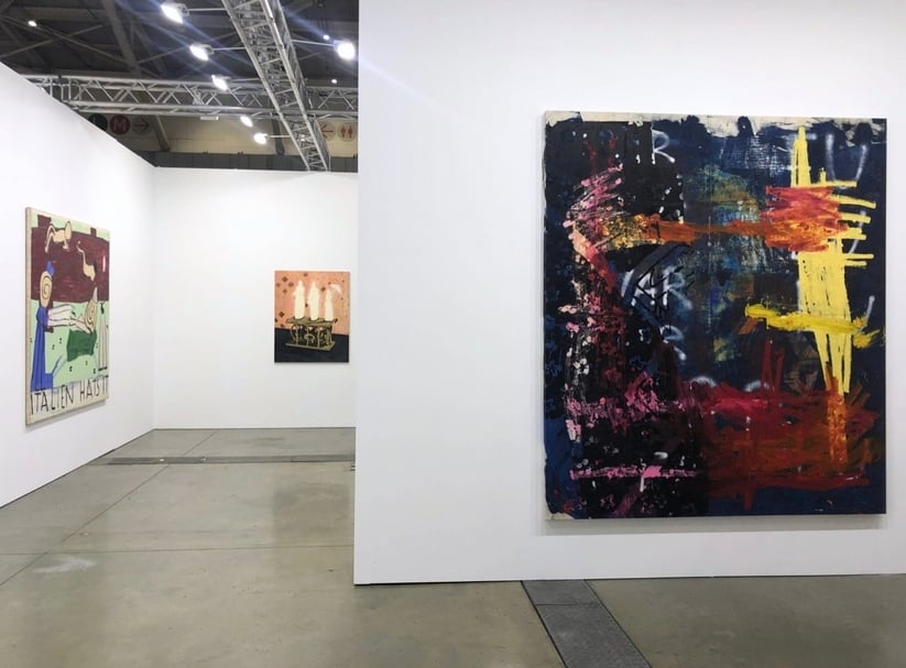 卓納畫廊（David Zwirner Gallery）展位上的左、中作品為羅斯．懷利（Rose Wylie）及奥斯卡．穆里略（Oscar Murillo，右）的作品。（本刊資料室）