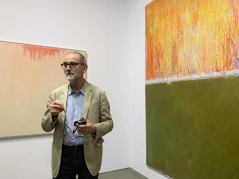 克里斯托弗．勒．布倫（Christopher Le Brun）與《左手》、《右手》雙聯作。（本刊資料室）