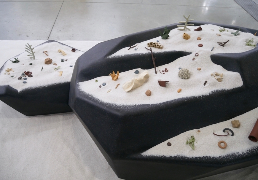 馬凌畫廊（Edouard Malingue Gallery）呈現楊季涓的《東西變石頭，石頭變成沙》。（本刊資料室）