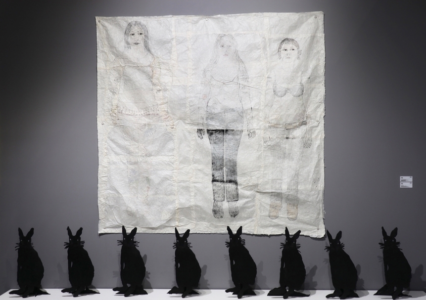 佩斯畫廊（Pace Gallery ）呈現奇奇．史密斯（Kiki smith）雕塑《兔子》（Rabbits）與紙上作品《這世上的動物》（Animals in the World）。（本刊資料室）