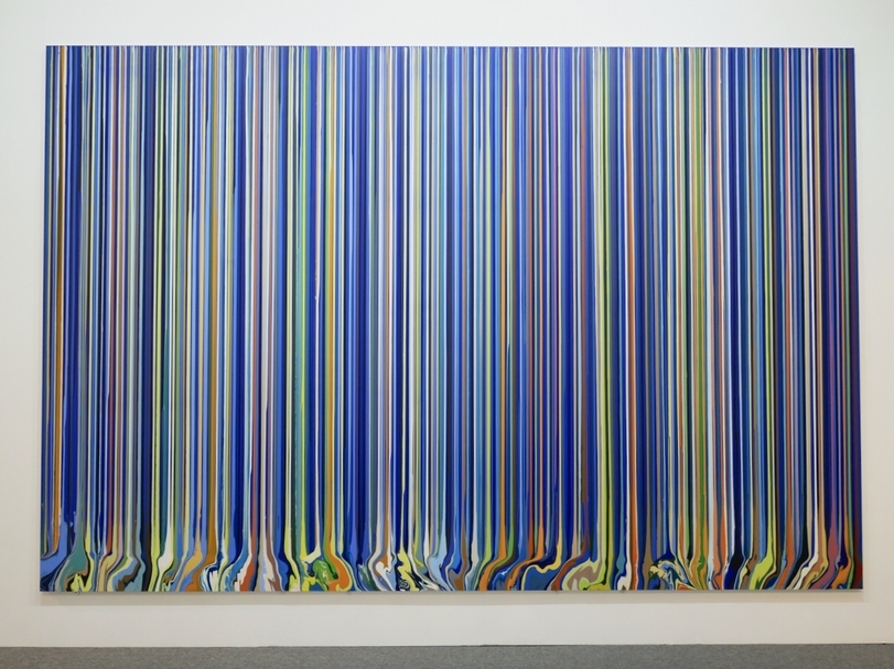 伊恩・達文波特（Ian Davenport）作品《大教堂（鈷藍色）》（Large Eglis [Cobalt Blue]）。（本刊資料室）