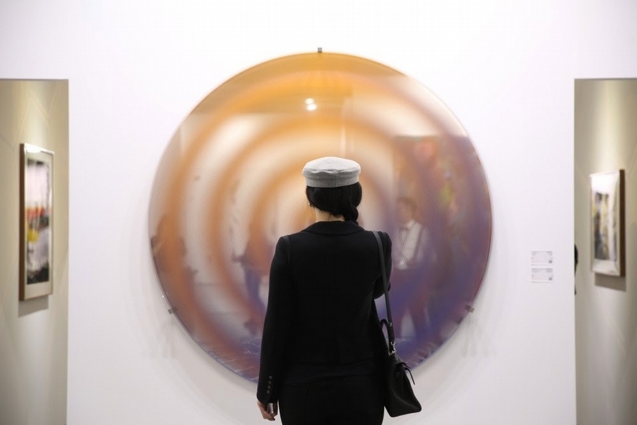 奧拉維爾・埃利亞松(Olafur Eliasson)的作品《紫橙色間的反射倒影》(Purple Orange Reverb Reflectio)。(本刊資料室)