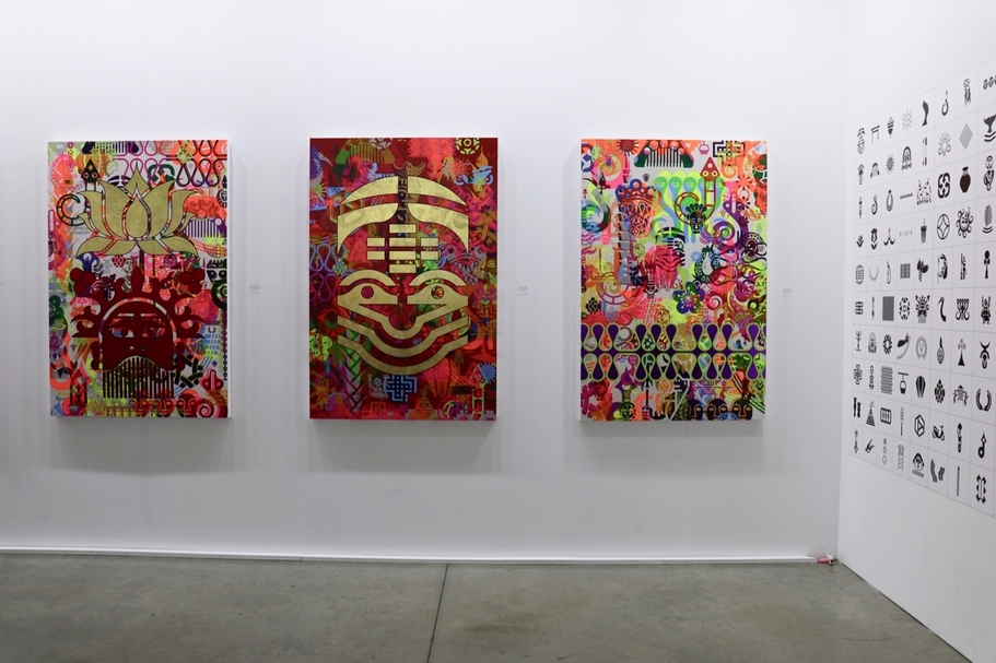 萊恩.麥金尼斯(Ryan McGinness),「台北當代(Taipei Dangdai)」系列 5、6、7,壓克力顏料、金箔、畫布,152.5x101.6cm,2019。(本刊資料室)