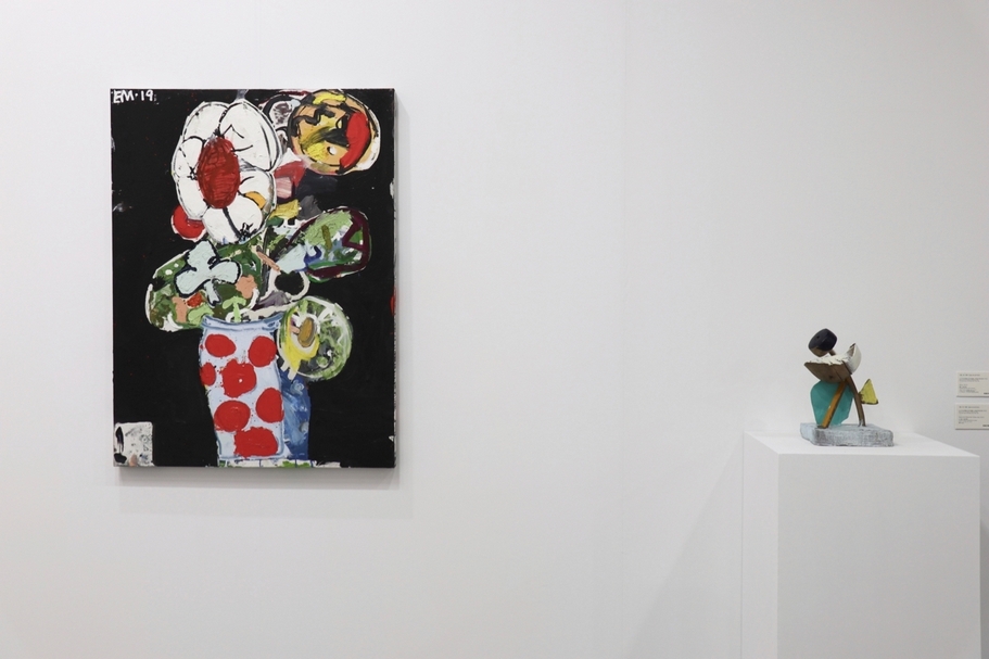 艾迪．馬丁尼斯（Eddie Martinez），《花予台灣 No.9（花瓶）》（Flowers for Taiwan No.9 [Clune vase] ），布上油漆、拼貼和圖釘，101.6x76.2cm，2019。（本刊資料室）