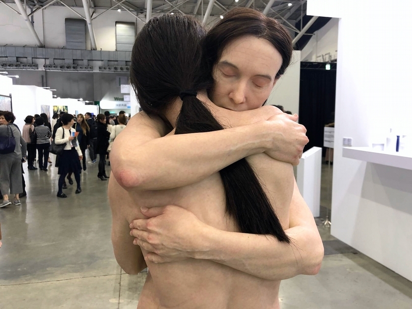 山姆・詹克斯(Sam Jinks),《團聚》,有機硅、顏料、樹脂和人髮,2016。(本刊資料室)