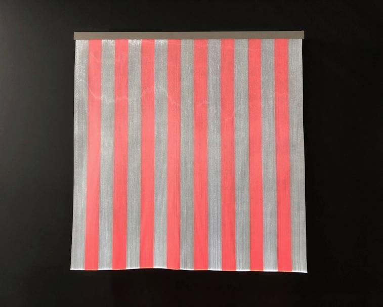 丹尼爾.布倫(Daniel Buren),《一個正方形的通電燈光#4:被定位的作品》,光學纖維編組、LED(白色、紅色)、金屬框,147.9x147.9x10cm,2011。(本刊資料室)