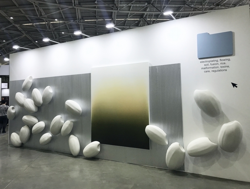 周育正作品《電鍍金、流動、土壤、融合、稻米、畸形生長、毒素、關懷、法規》以台灣毒米污染事件為創作繆思。(本刊資料室)