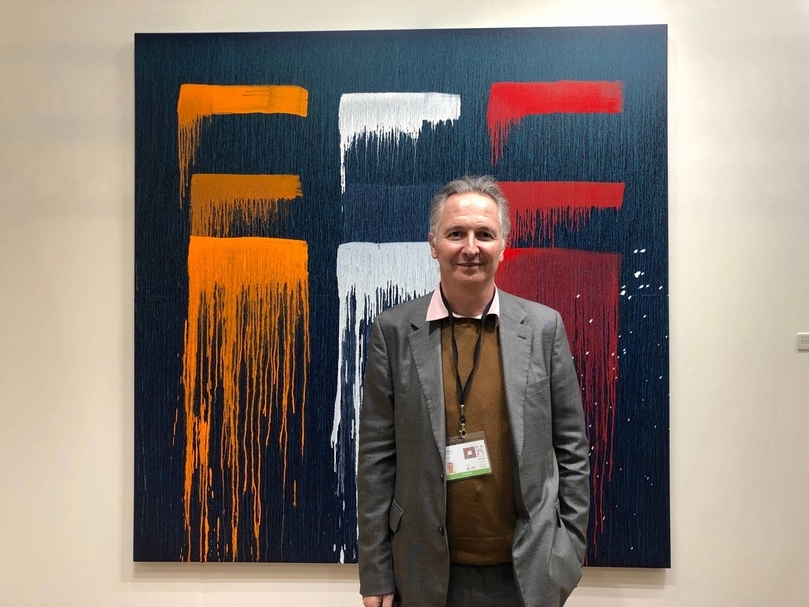 厲為閣（Lévy Gorvy）聯合創始人布賴特．格文（Brett Gorvy）於帕特．斯蒂爾（Pat Steir）的作品《無題I，2019（台北）》前。（本刊資料室）