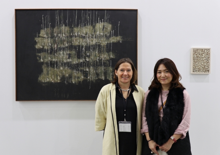 維伍德畫廊（Axel Vervoordt Gallery）安特衛普總監格德勒・茨瓦內珀爾（Goedele Zwaenepoel，左）與香港總監河島瑪莉子（Mariko Kawashima，右）。（本刊資料室）