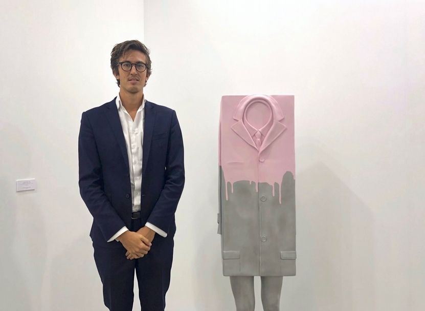 尼克・巴克利・伍德（Nick Buckley Wood）在歐文．沃姆（Erwin Wurm）的作品《箱人》前。（本刊資料室）