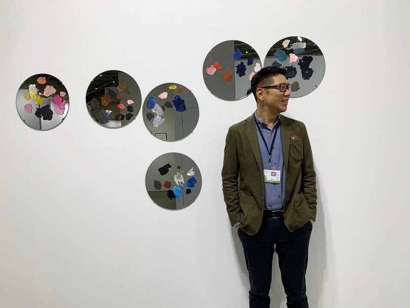 里森畫廊（Lisson Gallery）總監董道茲（David Tung）於《群體肖像—受尊敬的同事，戈德芬格故居，柳樹路2號，倫敦，藝術家們拿著鑰匙於2014年3月28日展覽期間》前。（本刊資料室）