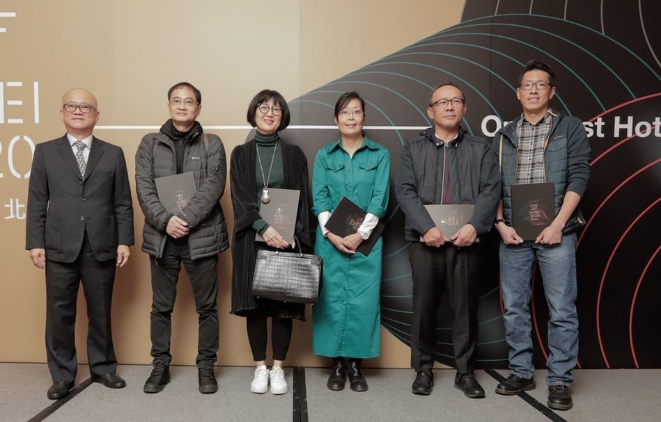 第二屆「ONE ART Taipei 2020藝術台北」新賞獎藝術家與評審合影。（本刊資料室）
