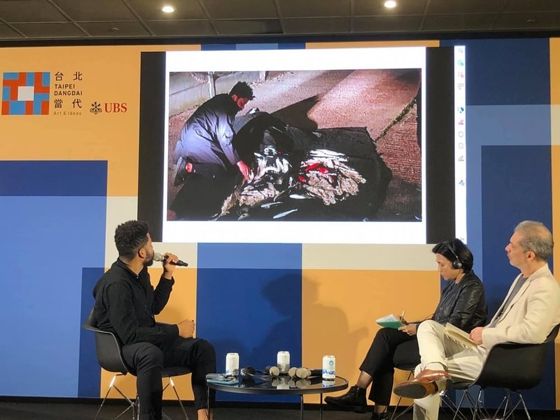 新觀點共享平台：奧斯卡 · 穆里略（Oscar Murillo，左）座談現場，共同參與者包括英國籍視覺人類學家馬塞爾（Marcel Reyes-Cortez，右）以及空總臺灣當代文化實驗場執行長賴香伶（中）。（本刊資料室）