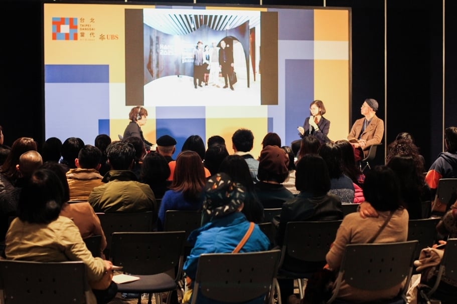 「生態之島：美術館與建成環境」講座，左起為：森美術館（Mori Museum）館長片岡真實（Mami Kataoka）、忠泰美術館總監黃姍姍、主持人阮慶岳。（台北當代藝術博覽會提供）