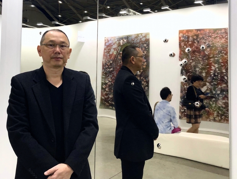 姚瑞中在卡德．阿提亞（Kader Attia）的作品《無題》（Untitled）前。（本刊資料室）