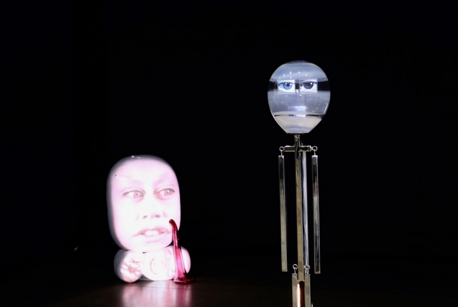 湯尼．奧斯勒（Tony Oursler）的作品於裝置藝術展區。（本刊資料室）
