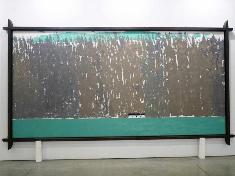 漢雅軒（Hanart TZ Gallery）推出的「葉世強與葉偉立」，葉世強的作品《森林前一村屋》前。（本刊資料室）