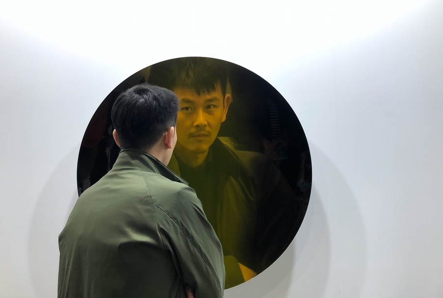 林昆穎於安尼施．卡普爾（Anish Kapoor）作品前。（本刊資料室）