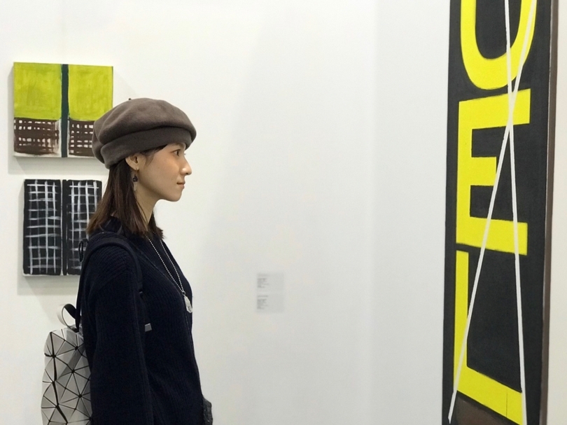 連俞涵於法國藝術家貝納德．彼法黑蒂（Bernard Piffaretti）的作品《無題》（Untitled）前。（本刊資料室）