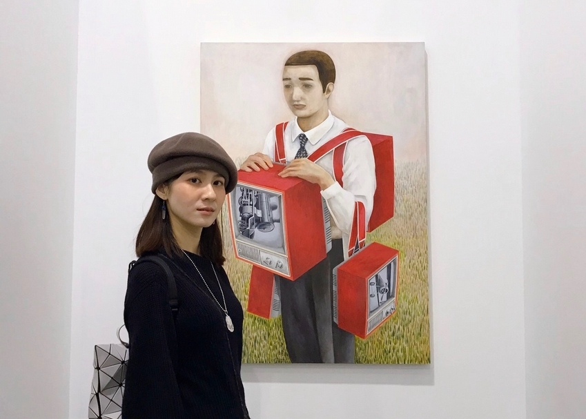 連俞涵於石田徹也（Tetsuya Ishida）1995年的作品《無題》（Untitled）前。（本刊資料室）
