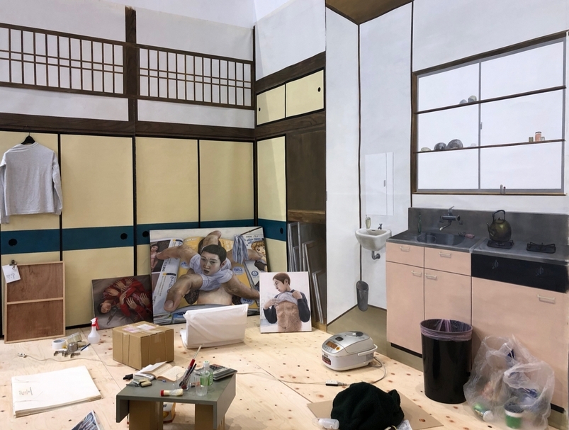 「如果說石田徹也（Tetsuya Ishida）的畫冊是感受到寓言感，那觀看原作實體則是可以感覺到創作者的『心』。」連俞涵對於展藝空間日常起居般的場景裝置讚賞有嘉。（本刊資料室）