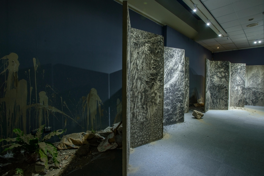 2020年高雄獎簡佑任獲獎作品《臺灣山海屏風—木靈》，二面水墨大屏風。（高雄市立美術館提供）