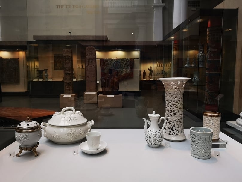 展覽現場德化白瓷與世界各地的仿製品。（李曉欣提供）