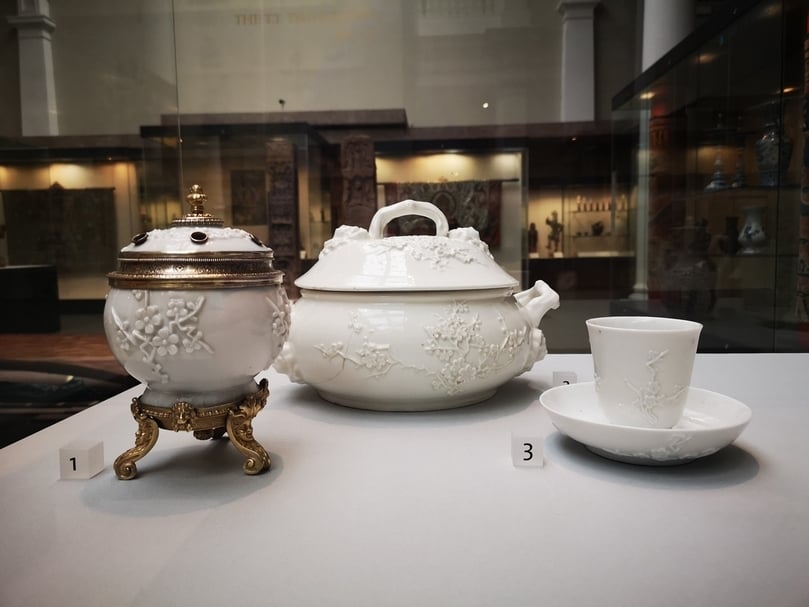 1726－1727年梅森製《貼塑梅花紋白瓷杯碟》右一，維多利亞與亞伯特博物館藏。（李曉欣提供）