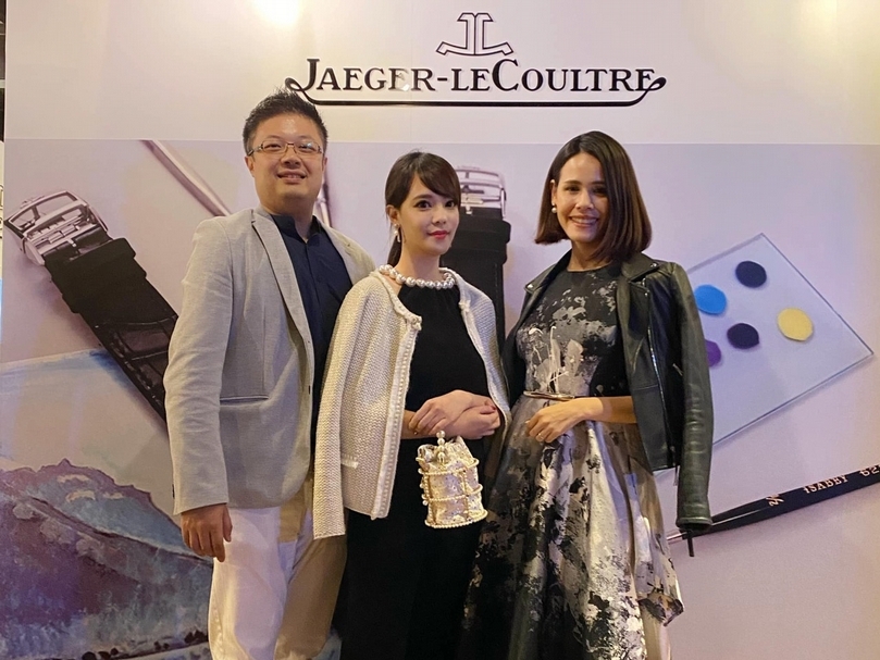 「Sunway, Groovy！」藝術之夜現場，左起；琉暢文創執行長郭柏毅、夫人高莉雅、主持人Natalie。（ 翔輝運通提供）