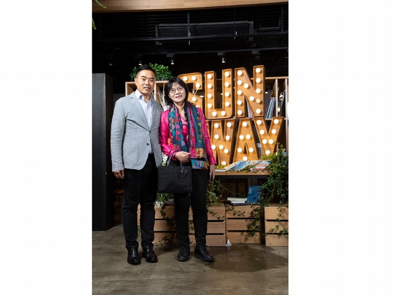 翔輝運通總經理黃澤民（左）與典藏藝術家庭股份有限公司社長簡秀枝（右）。（ 翔輝運通提供）