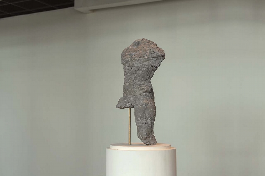 2019年國立台灣美術館之亞洲雙年展，日本藝術家田村友一郎的《背叛的海》展場彷彿帶領觀者進入了戰後橫濱、因應美軍進駐而出現的撞球場或酒吧等娛樂場所。（國立台灣美術館提供）