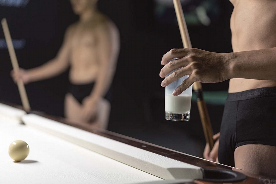 2019年國立台灣美術館之亞洲雙年展，日本藝術家田村友一郎的《背叛的海》展場彷彿帶領觀者進入了戰後橫濱、因應美軍進駐而出現的撞球場或酒吧等娛樂場所。（國立台灣美術館提供）