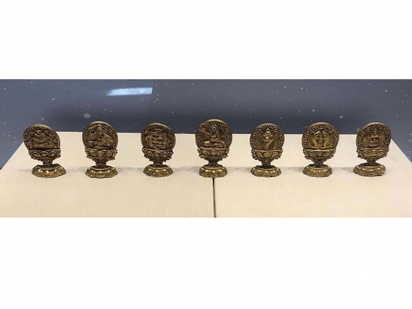 清《金八寶與金七珍》 瀋陽故宮現藏清代五件金八寶、兩件金七珍、一件金須彌山，均由純金製成，原為實勝寺中的奉佛法器。金八寶（一套）僅存五件，尺寸分別為「魚」高6公分，寬8.9公分，重90克；「盤腸」高5.5公分，寬9公分，重90克；「螺」高5.7公分，寬8.8公分，重90克；「罐」高5.6公分，寬8.8公分，重90克；「蓋」高5.7公分，寬8.8公分，重90克。各器物上部均為雙環佛光，呈圓形內外光環形狀，環內滿雕卷草、雲朵紋飾，中心為八寶法器圖案和雙綬帶紋，分別是「雙魚」、「盤腸」、「法螺」、「寶