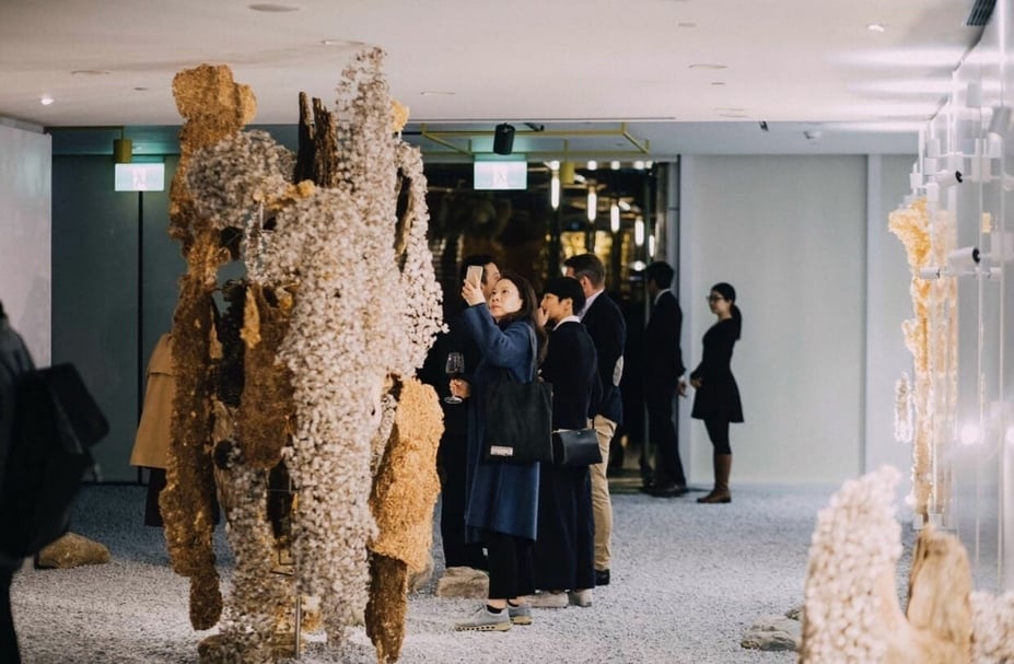 「中信FUN藝夜」呼應原住民主題展出相關藝術創作，迎賓處設置植栽花藝創作家廖浩哲的作品吸引賓客駐足觀賞。（中信銀行提供）