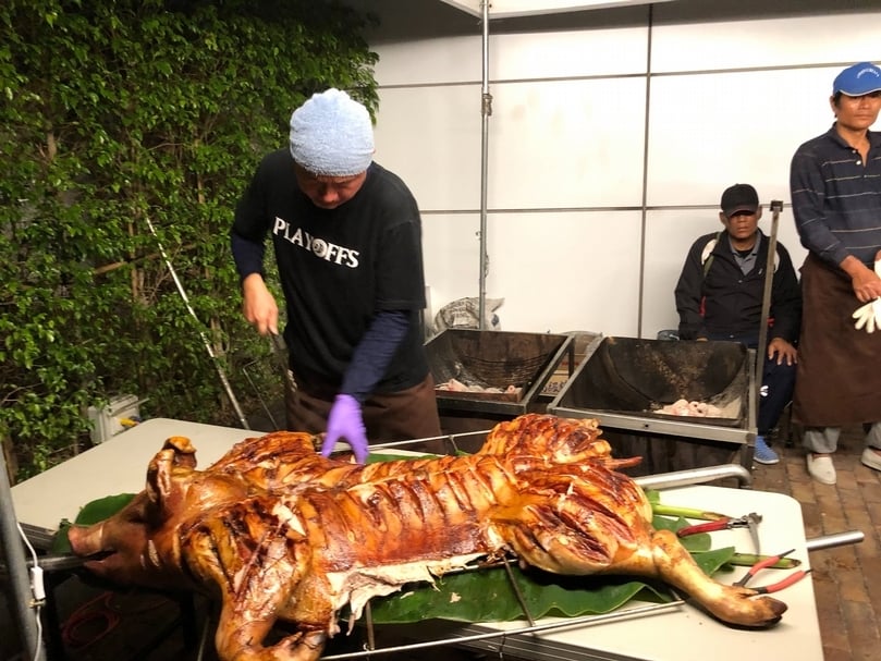 「中信FUN藝夜」活動不但「原」味十足，現場升火烤野豬呼應原住民主題。（中信銀行提供）