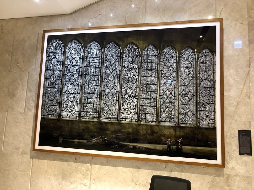 安德烈業斯．古爾斯基（Andreas Gursky）《大教堂一》，在光影的映照下散發著沉靜、神秘的氣息，令人震懾。（簡秀枝提供）
