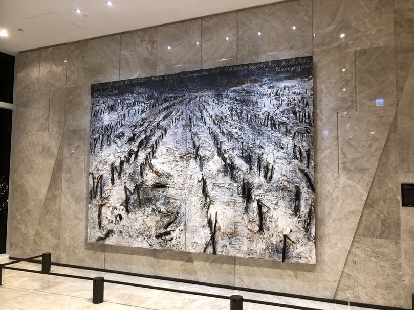 安塞姆．基弗（ Anselm Kiefer）《九月花冠》，是向對抗納粹暴政的猶太詩人保羅．策蘭致敬的作品，狂放的筆觸與哀淒的色彩，打動觀者的心。（簡秀枝提供）