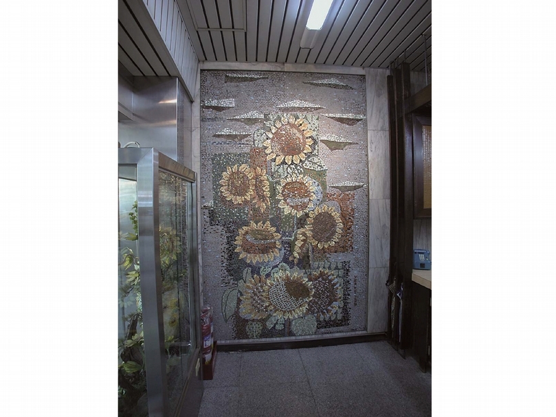 顏水龍為台中市太陽堂餅店設計製作的向日葵馬賽克鑲嵌壁畫，1966年。（國立臺灣圖書館提供）