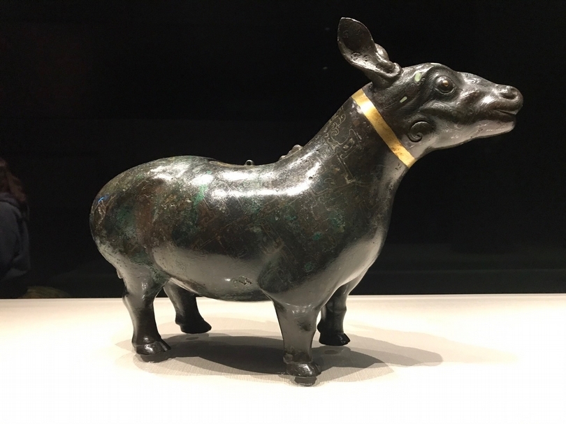 故宮南院「人氣國寶展」中展出戰國中期《嵌綠松石金屬絲犧尊》。（攝影／藍玉琦）